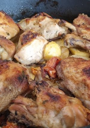 Una foto de Pollo al horno con patatas 🍗