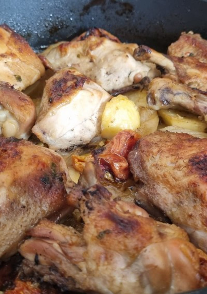 Una foto de Pollo al horno con patatas 🍗