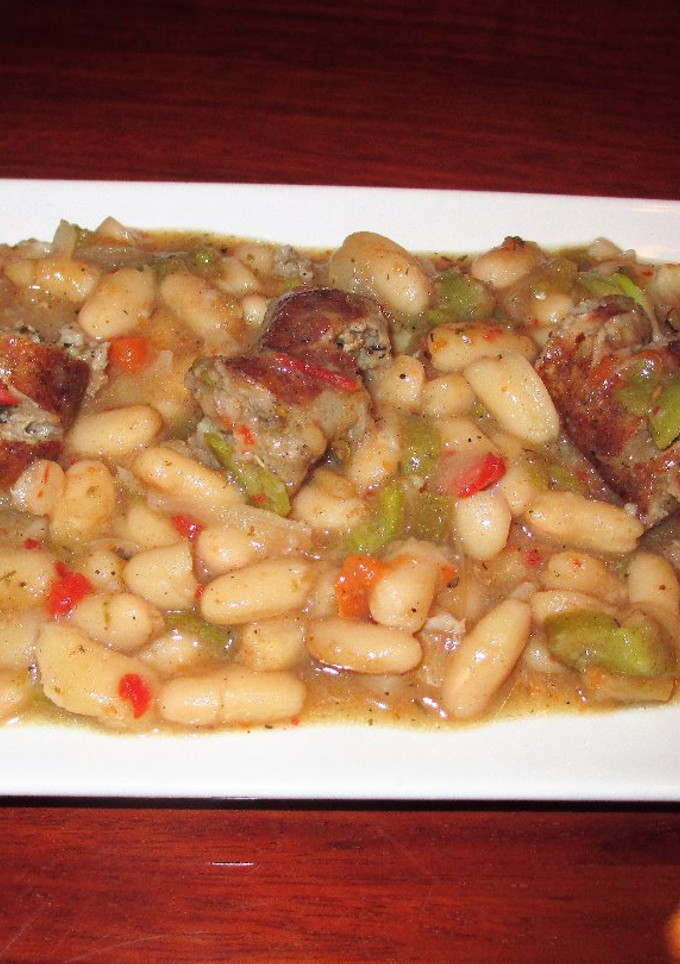 Una foto de Alubias blancas con chorizos caseros