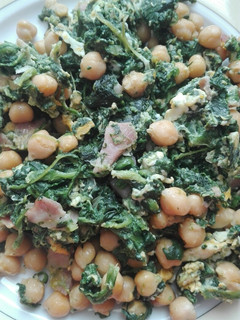 Una foto de Garbanzos con espinacas y bacon