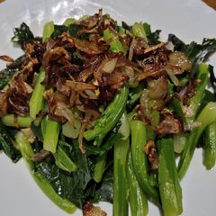 A picture of Gaylan Top with Fried Shallots.