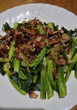 A picture of Gaylan Top with Fried Shallots.