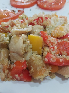 Una foto de Quinoa con pollo y verduras