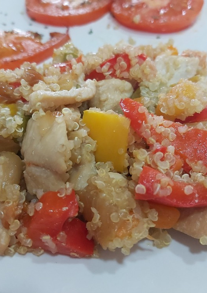 Una foto de Quinoa con pollo y verduras