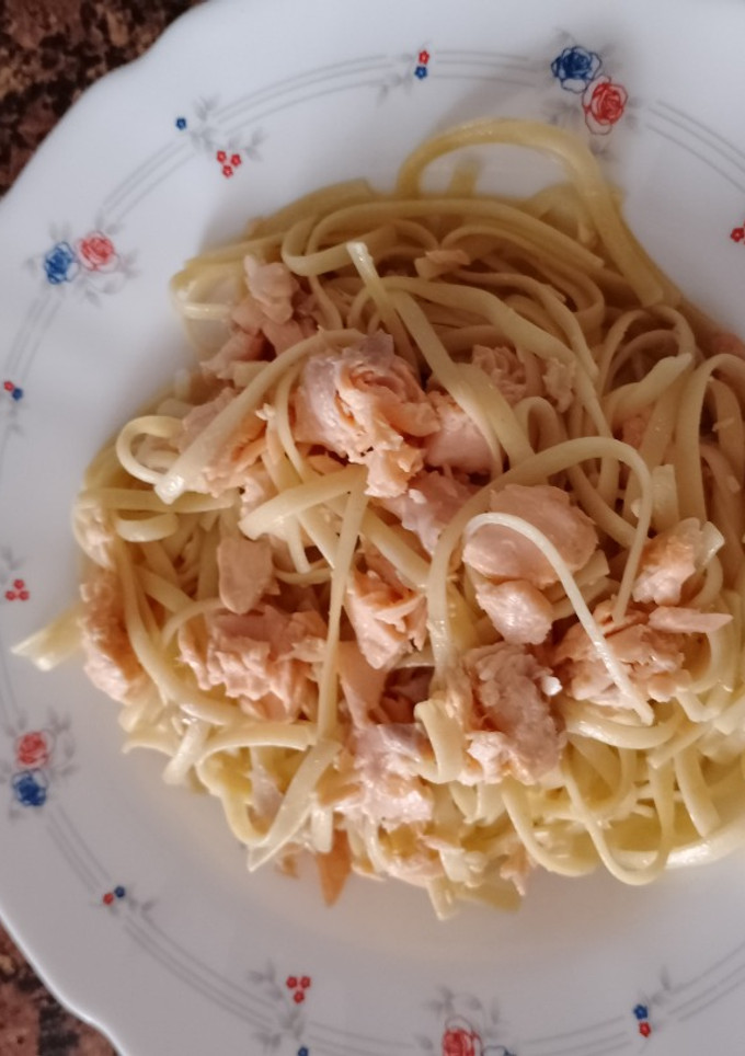 Una foto de Tallarines con salmón