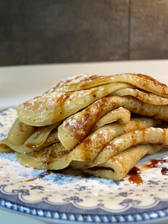 Una foto de Tortitas americanas con sirope de caramelo 🥞