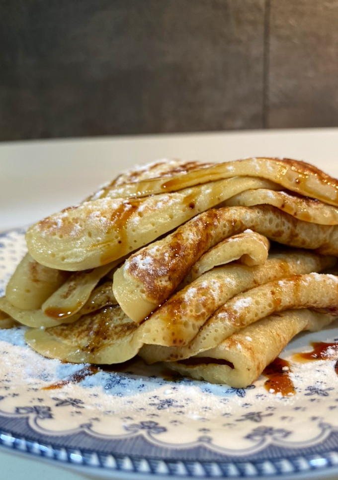 Una foto de Tortitas americanas con sirope de caramelo 🥞