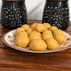 A picture of Besan ke ladoo.