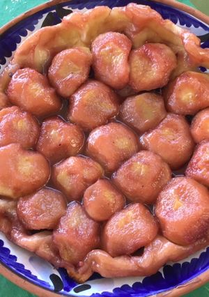 Une photo de Tarte surprise renversée aux pêches et mûres