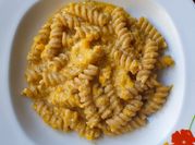 Una foto di pasta con zucca e parmigiano