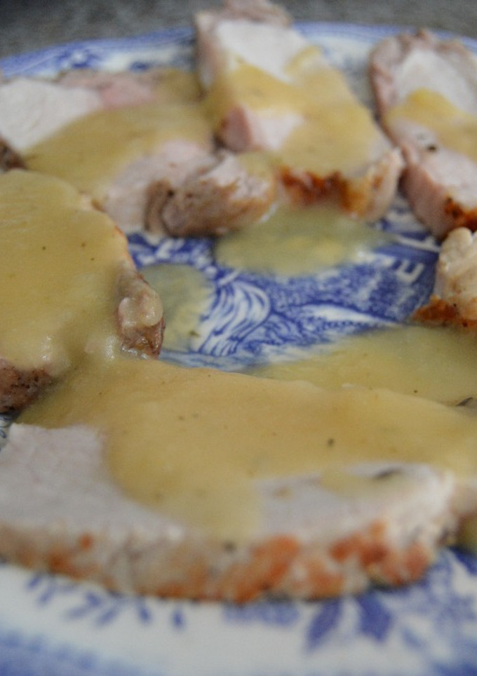 Una foto de Lomo con salsa de manzana