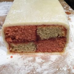 Vegan Battenberg (Mattenberg) A picture of Vegan Battenberg (Mattenberg).