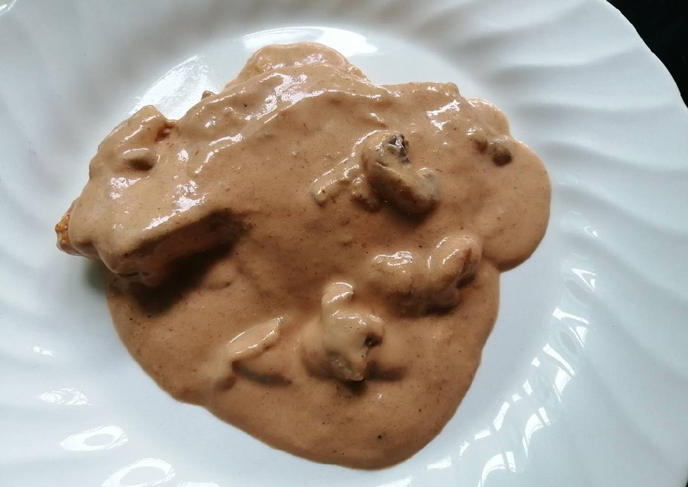 Filete de pescado a la crema con champiñones