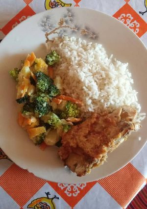 Una foto de Pollo Apanado con ensalada de brócoli