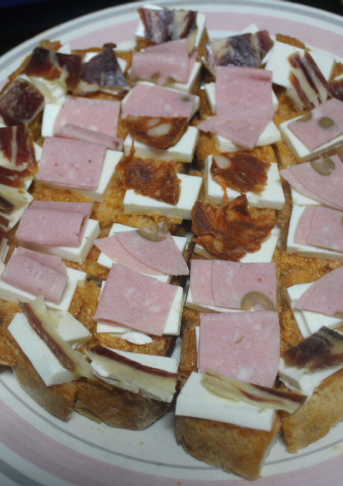 Una foto de Pan con queso y embutido