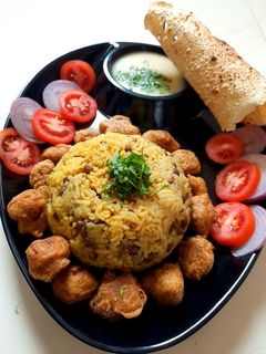 मसूर खिचडी विथ मूग पकोडा (masoor khichdi with moong pakoda recipe in marathi) रेसिपी चे मुख्य फोटो