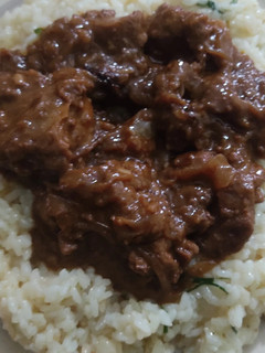 Una foto de Higaditos veganos de no pollo con arroz