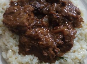 Una foto de Higaditos veganos de no pollo con arroz
