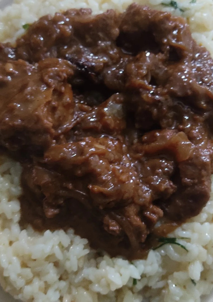 Una foto de Higaditos veganos de no pollo con arroz