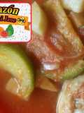 Pollo con papas y calabacines en salsa de jitomate