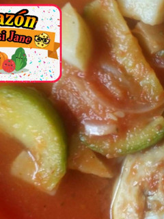 Una foto de Pollo con papas y calabacines en salsa de jitomate
