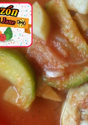 Una foto de Pollo con papas y calabacines en salsa de jitomate