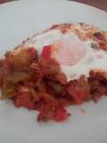 Huevos sobre sofrito de verduras
