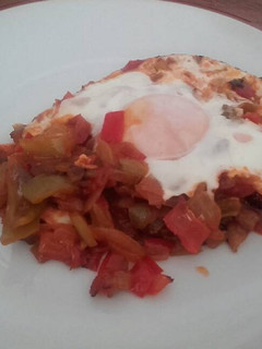 Una foto de Huevos sobre sofrito de verduras