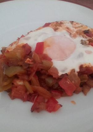 Foto principal de Huevos sobre sofrito de verduras