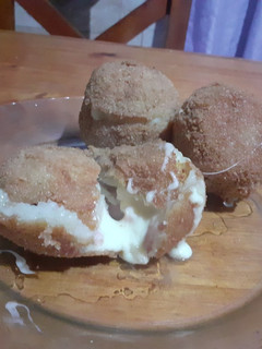 Una foto de Bomba de papa rellenas con jamón y mozzarella
