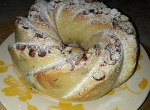 Una foto de Kugelhopf dulce con pasas de uvas y almendras fileteadas