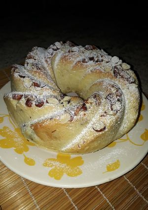 Una foto de Kugelhopf dulce con pasas de uvas y almendras fileteadas