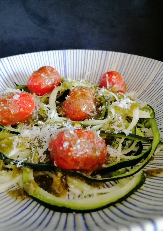 Una foto de Espaguetis de calabacín con pesto de avellanas
