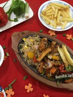 चिली पनीर सिजलर (chilli paneer sizzler recipe in Hindi) रेसिपी मुख्य फोटो