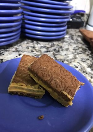 Una foto de Alfajores de chocotorta helado