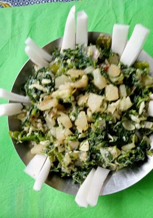 हिवाळी स्पेशल पालक मेथी मुळी भाजी (palak methi muli bhaji recipe in marathi) रेसिपी चे मुख्य फोटो 