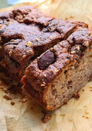 A picture of Banana Bread with dark chocolate 🍌🍞 🍫.