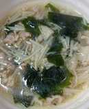 Canh thịt nấu nấm