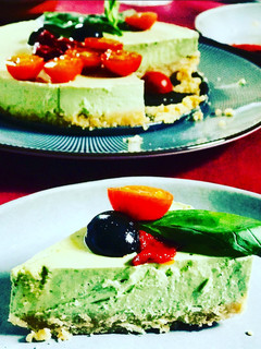 Una foto de Cheesecake de pesto, tomate, aceitunas negras y pimiento asado (mambo Cecotec o a mano)