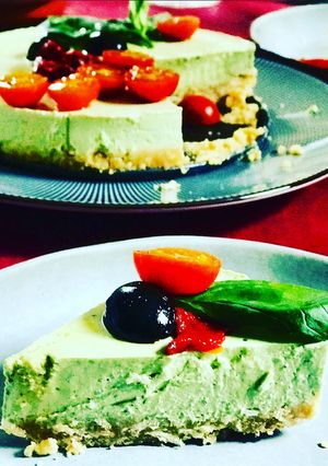 Una foto de Cheesecake de pesto, tomate, aceitunas negras y pimiento asado (mambo Cecotec o a mano)