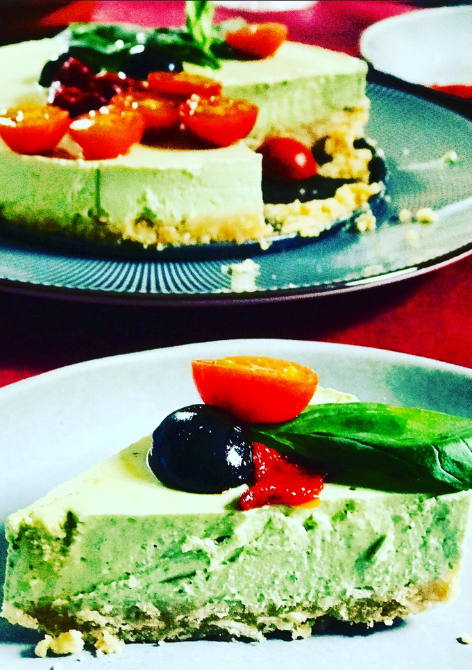 Una foto de Cheesecake de pesto, tomate, aceitunas negras y pimiento asado (mambo Cecotec o a mano)