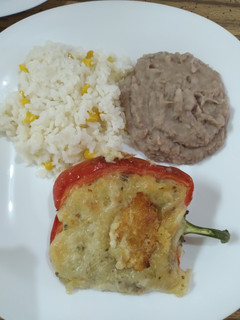 Una foto de Morrón relleno de picadillo y puré de papa