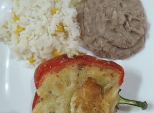 Una foto de Morrón relleno de picadillo y puré de papa