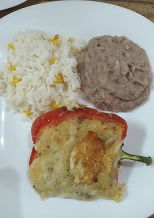 Una foto de Morrón relleno de picadillo y puré de papa