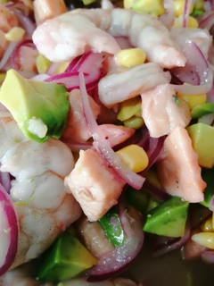 Una foto de Ceviche de salmón con camarones