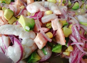 Una foto de Ceviche de salmón con camarones
