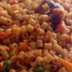 A picture of Mac and veggies.