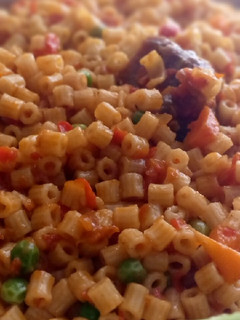 A picture of Mac and veggies.