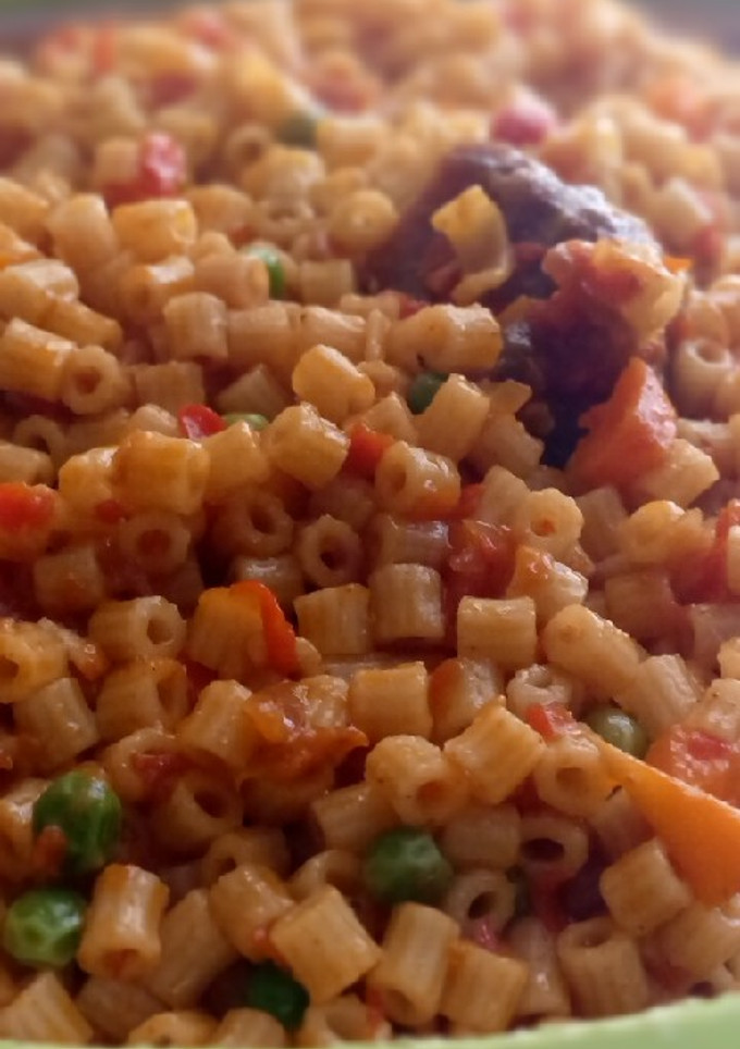 A picture of Mac and veggies.