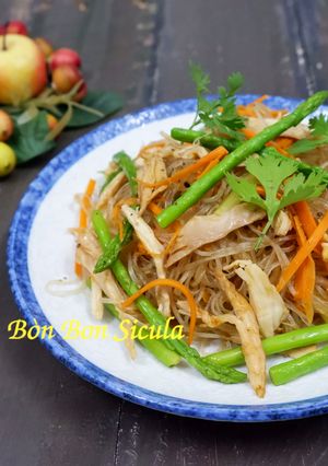 Hình của món Miến Xào Măng Tây Gà Xé.